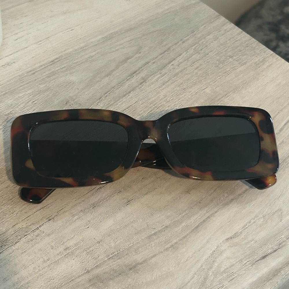 UO Chunky Rectangle Tortoise Shell Sunglasses